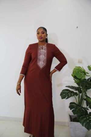 Robe kaftan en super 100 avec broderie sur l'encolure