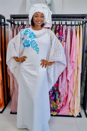 Boubou blanc à motif bleu